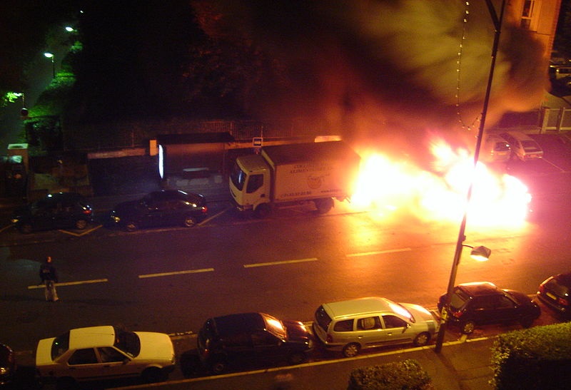 Photo d'une voiture incendiée