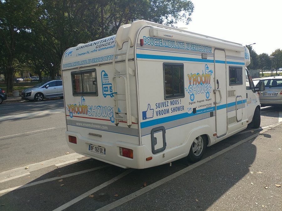 Un camping-car douche pour les SDF à Lyon