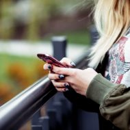 Une jeune femme en train d'utiliser son smartphone