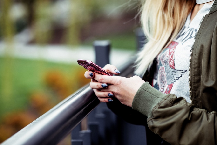 Une jeune femme en train d'utiliser son smartphone